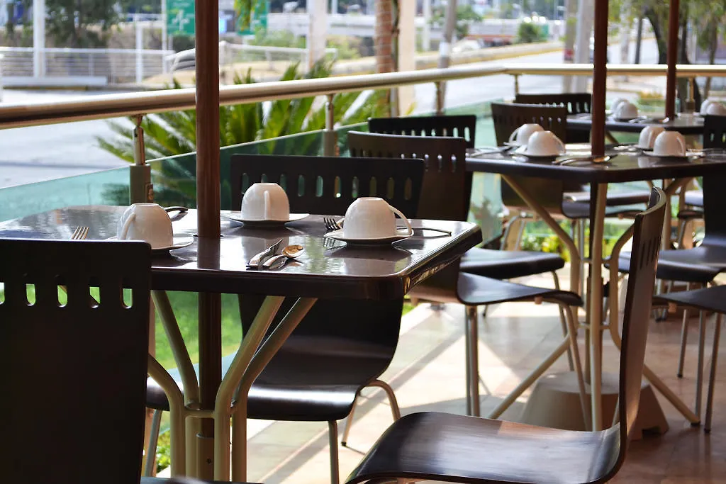 Hostalia Hotel Expo & Business Class Guadalajara 4*,